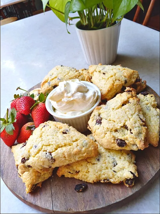 Snapdishの料理写真:English scones with raisins|Nerine by Eisyaramlanさん