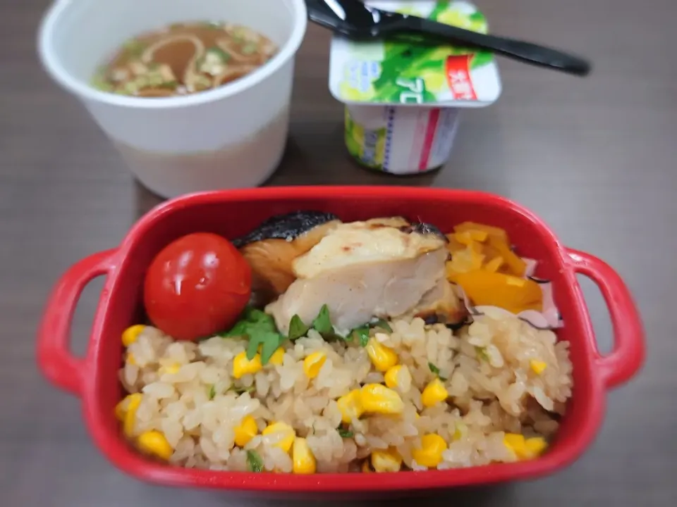 ★今日のお弁当★
☆🌽ご飯
☆焼き鮭（🍅の後ろ🤣）
☆チキンソテー|☆Chieco☆さん