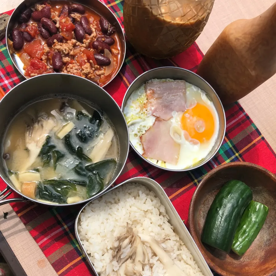 Snapdishの料理写真:庭キャン朝ご飯:舞茸ご飯、味噌汁、ベーコンエッグ、チリビーンズ|ミカさん