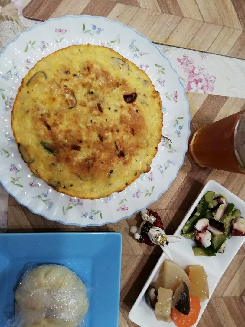 8/25
椎茸と玉葱、バジルとツナの卵焼きと作りおきのお昼だよ😋見えないけど🐷まんもね🤭|たえさん