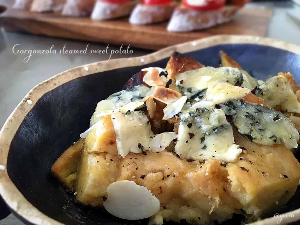 OMさんの料理 Gorgonzola on steamed sweet potato/蒸したサツマイモにゴルゴンゾーラ|yucca@さん