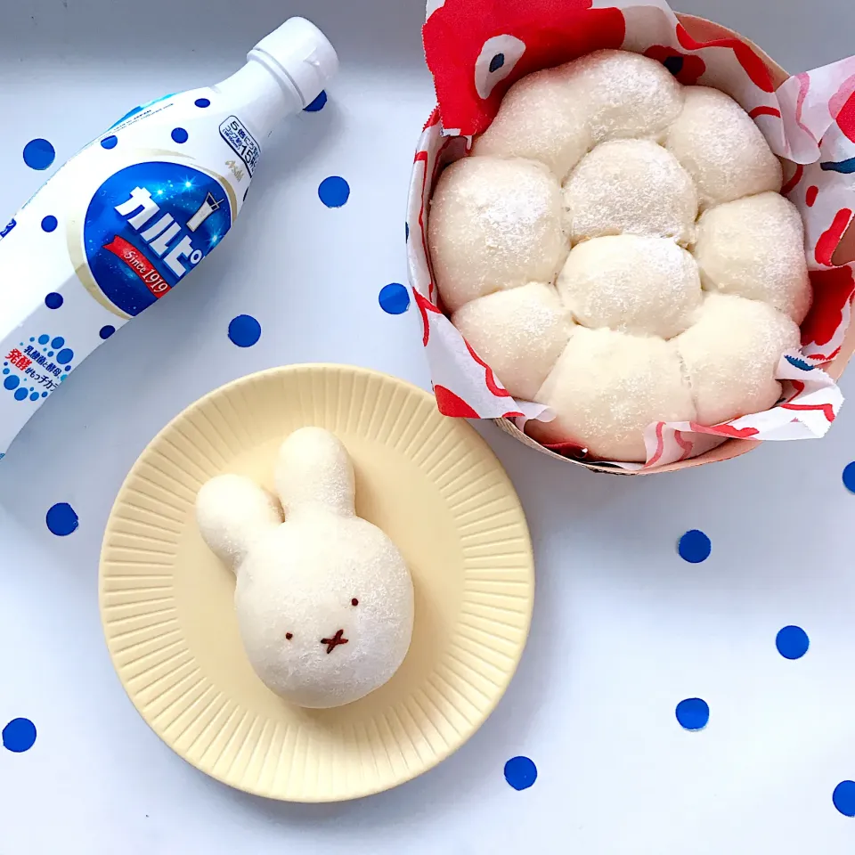 Snapdishの料理写真:ふわふわカルピスちぎりパンと🐰ちゃんパン☁|めぐぐさん