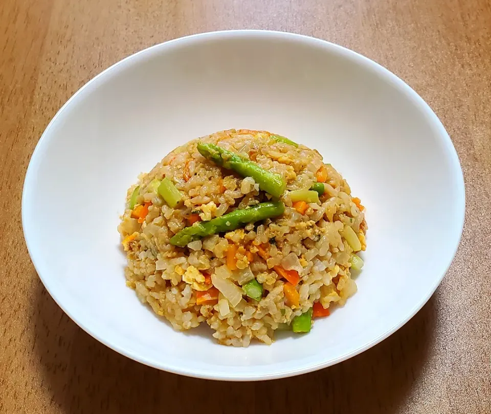 Snapdishの料理写真:アスパラと玉ねぎとにんじんの焦がし醤油炒飯|ナナさん