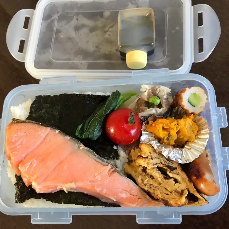 のり鮭弁当（焼鮭、卵焼き、シウマイ、ちくわきゅうり、かぼちゃサラダ、ウインナー、プチトマト、小松菜）|純さん