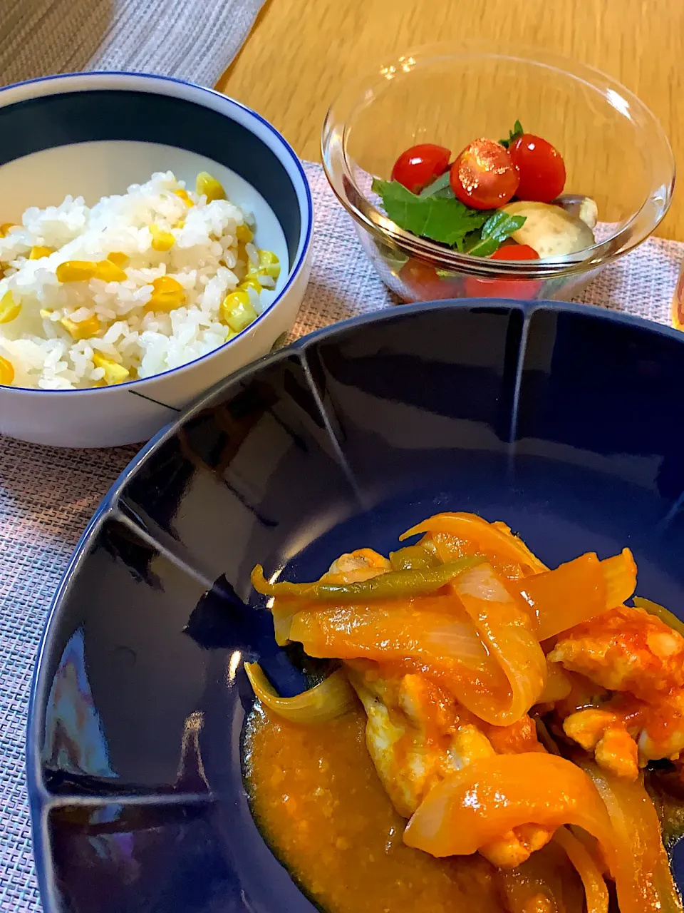 チキンのパプリカ煮、とうもろこしご飯、茄子とプチトマトと大葉の和風マリネで晩御飯|Mikaさん