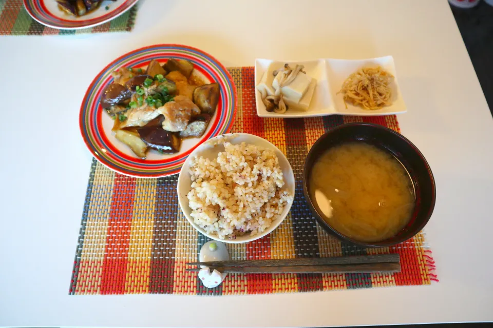 今日の夕食 鶏肉となすの南蛮、切り干し大根のナムル、高野豆腐の煮物、玄米、じゃがいもと玉ねぎの味噌汁|pinknari🐰🌈さん