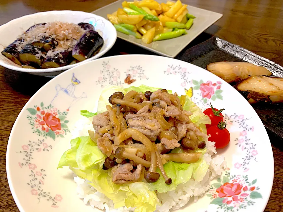 焼肉丼、ナスの焼き浸し、銀ダラのみりん干し、じゃがいもとアスパラの旨しお炒め|なちゃむさん