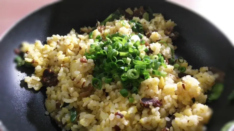 パック飯と牛肉缶の炒飯|缶詰レシピさん