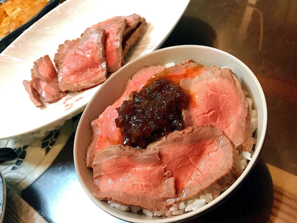 今宵は、日曜日に仕込んだローストビーフ丼😋|アライさんさん