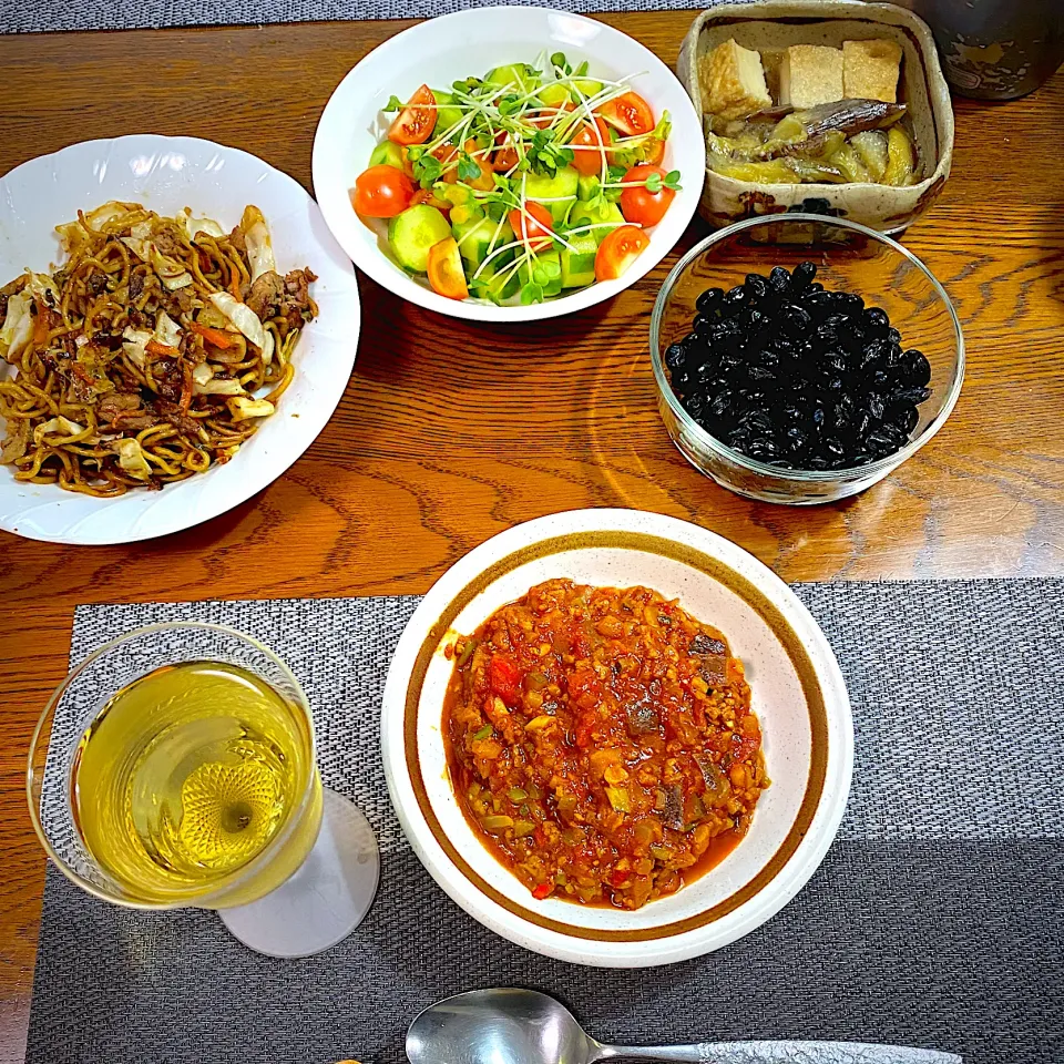 ドライカレー風挽き肉トマト煮、焼きそば、ナスと厚揚げ煮物、サラダ、黒豆|yakinasuさん