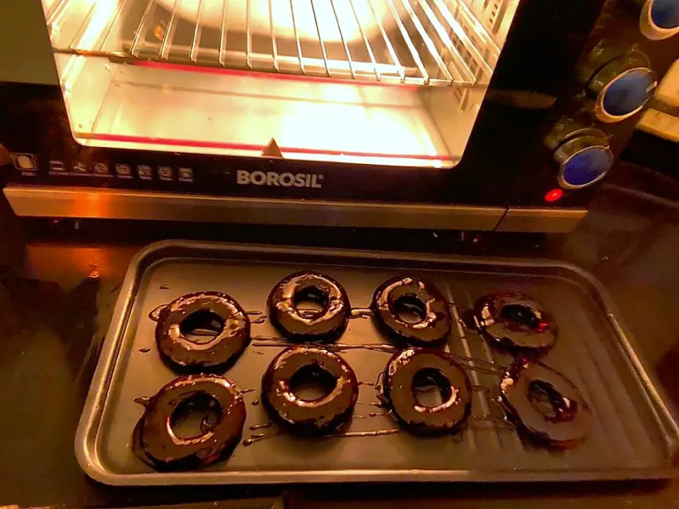 doughnuts dipped with chocolate sauce|Deepa Tiwariさん