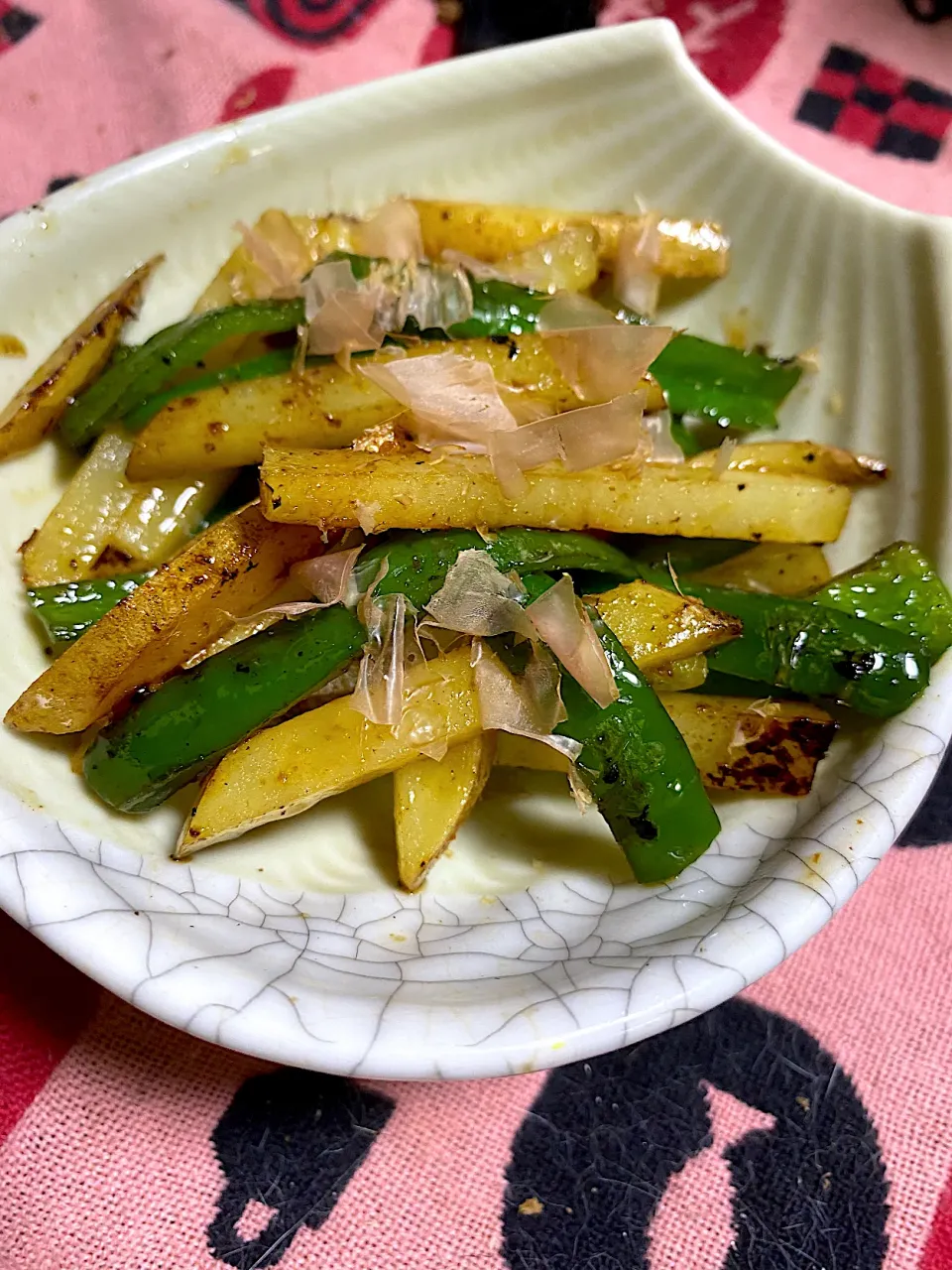 ピーマンじゃがいも醤油炒めおかか乗せ。|くのっちさん