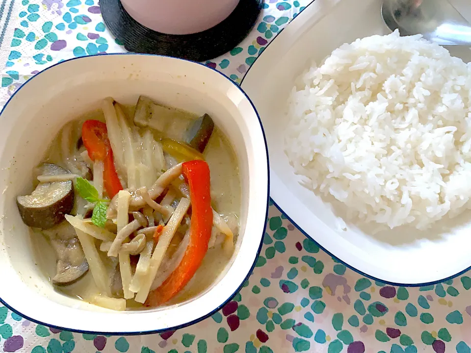 Snapdishの料理写真:グリーンカレーにはジャスミンライス🇹🇭|yumyum😋さん