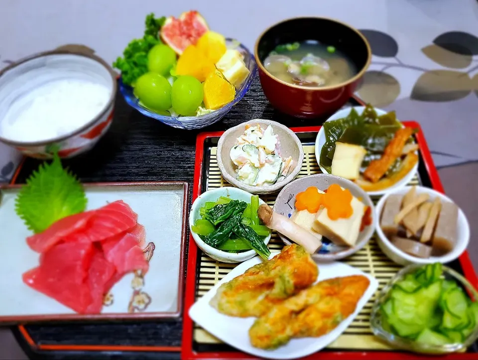 今日の朝ごはん🌄🍴
マグロの切り落とし
竹輪の磯辺揚げ
キュウリの酢の物
茎こぶ
アサリの味噌汁など
フルーツサラダ
ごはん🍚|こまちさん