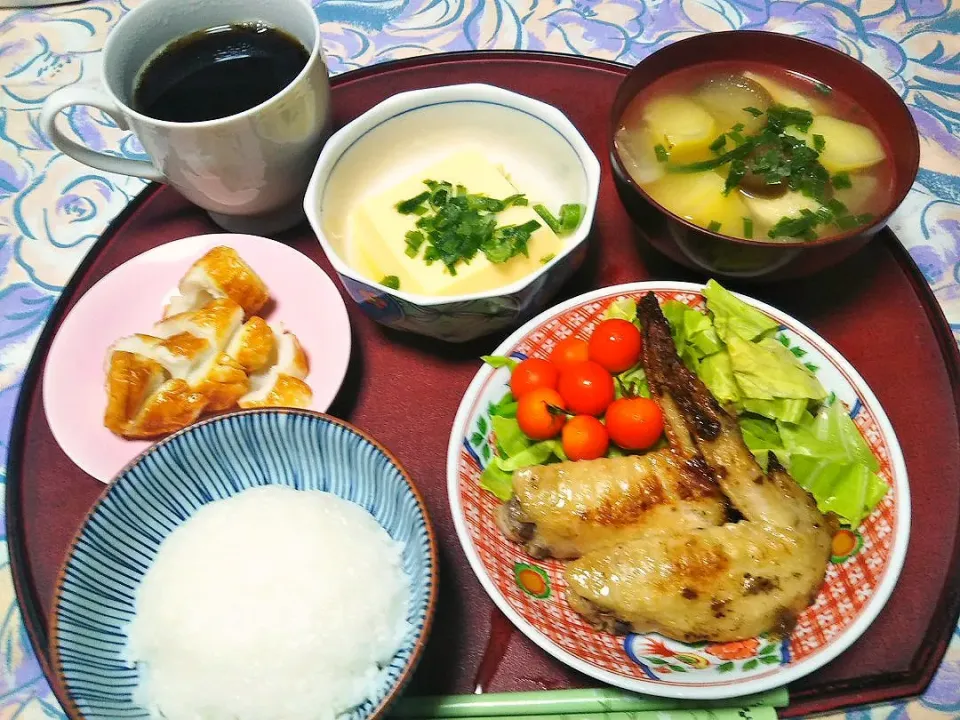 よねばーばの朝ごはん
この暑さ流石に食欲不振、
ちくわ、玉子豆腐、
作り置き手羽先の唐揚げ、
味噌汁、|yoneばーばさん