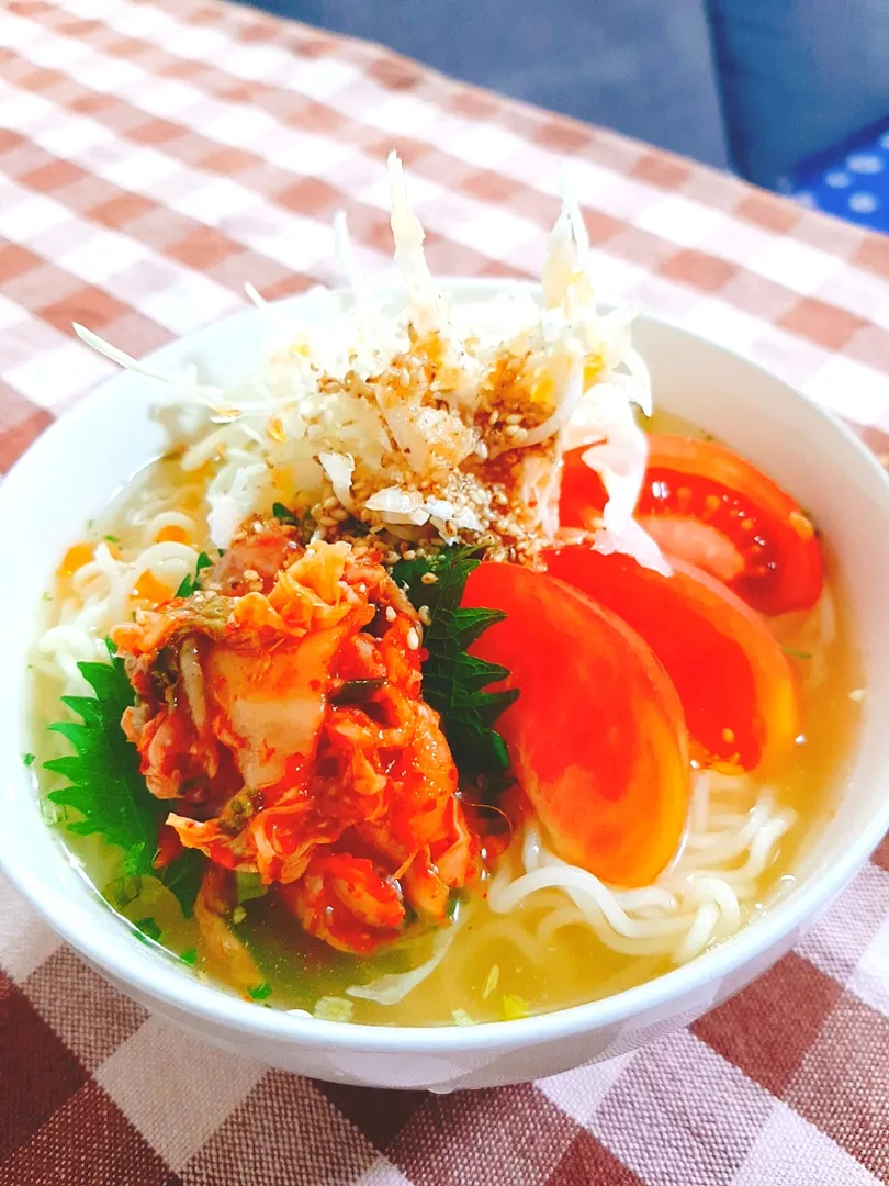 インスタントラーメンで冷しラーメン
キムチがいい仕事してます。仕上げに海老油で最高|マイキーさん