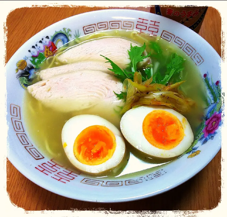 Snapdishの料理写真:鶏しおラーメン🍜
鶏ガラからチャレンジしたものの…。|ひとみんΨ(*´∀｀)Ψさん