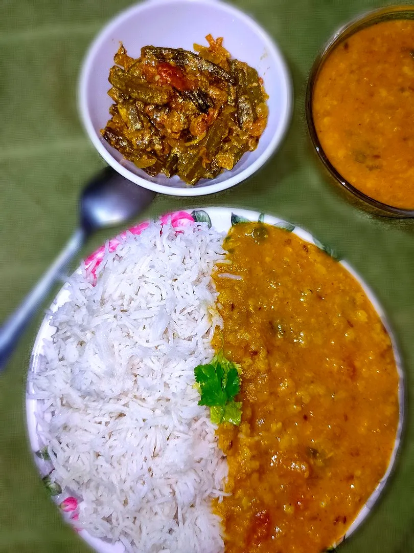 Snapdishの料理写真:Yellow Lentil with Rice and crispy lady finger🍚💛|Dimpyさん