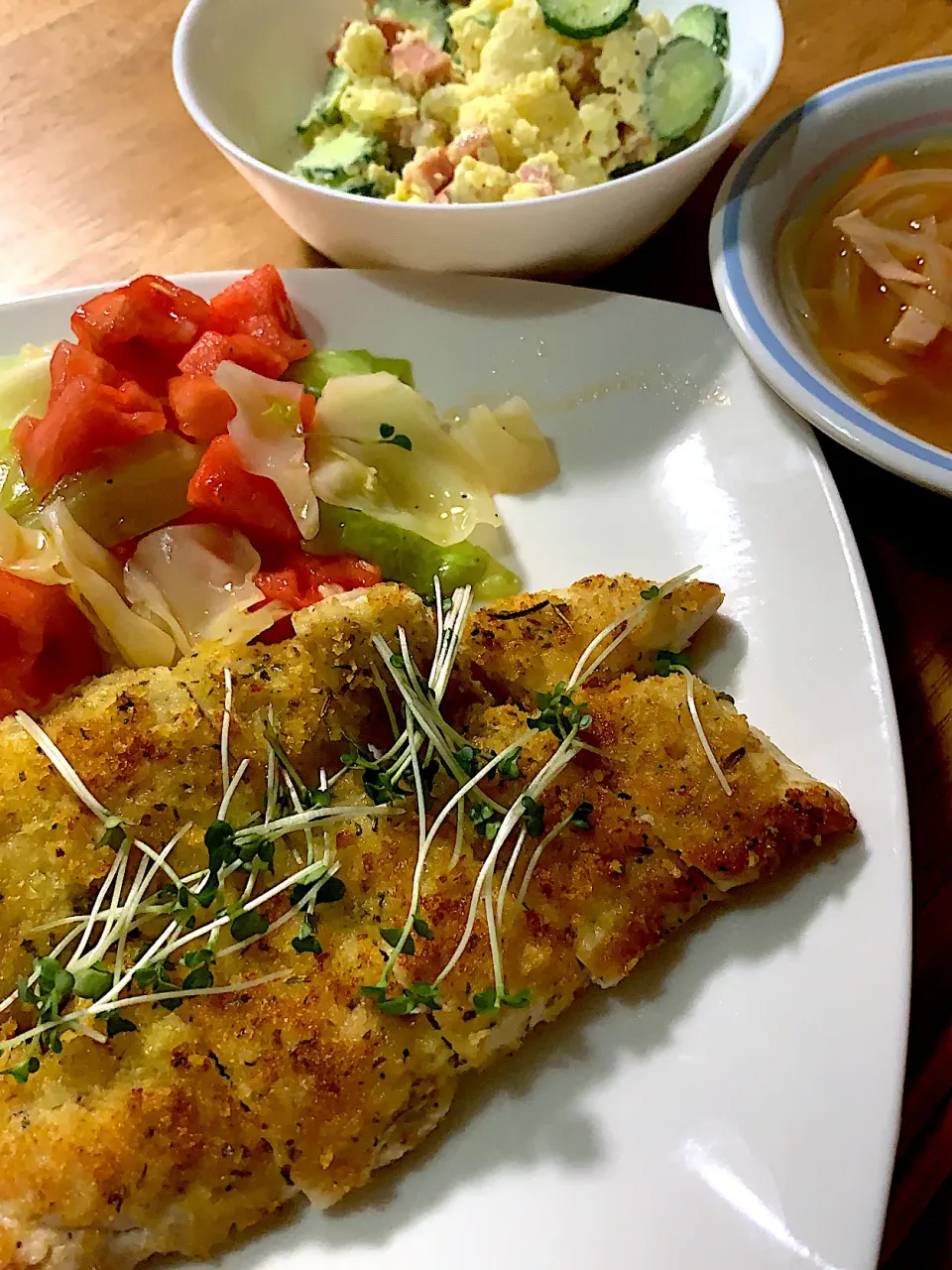 Snapdishの料理写真:鶏胸肉香草パン粉焼き、キャベツとスイカのマリネ、ポテトサラダ、野菜スープ⭐️|kaokaoさん