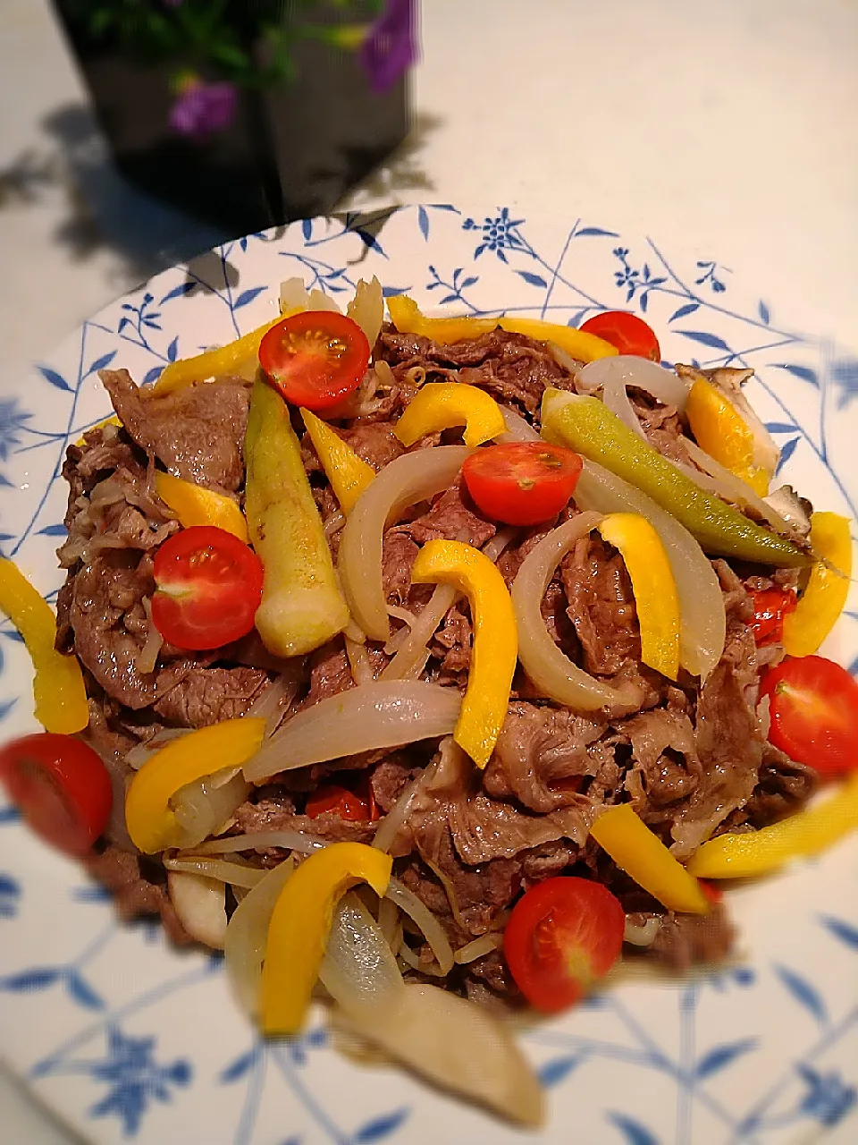 イチロッタさんの料理 「和牛ロースの薄切り肉と旬野菜の蒸籠蒸し」を無水調理でイタリアン風に❣️✨✨✨美味しいよ。(*´∀｀*)✨💛|まめころさん