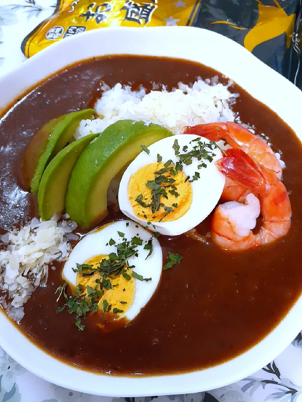 Snapdishの料理写真:🔷業スー🍛カレーに🦐エビ🥑アボカド🐣ゆで玉子🧀チーズをトッピング🔷|@きなこさん