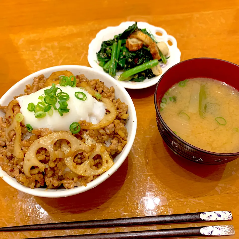 れんこんの甘味噌そぼろ丼・ほうれん草とちくわの胡麻和え・わかめの味噌汁|sayaさん