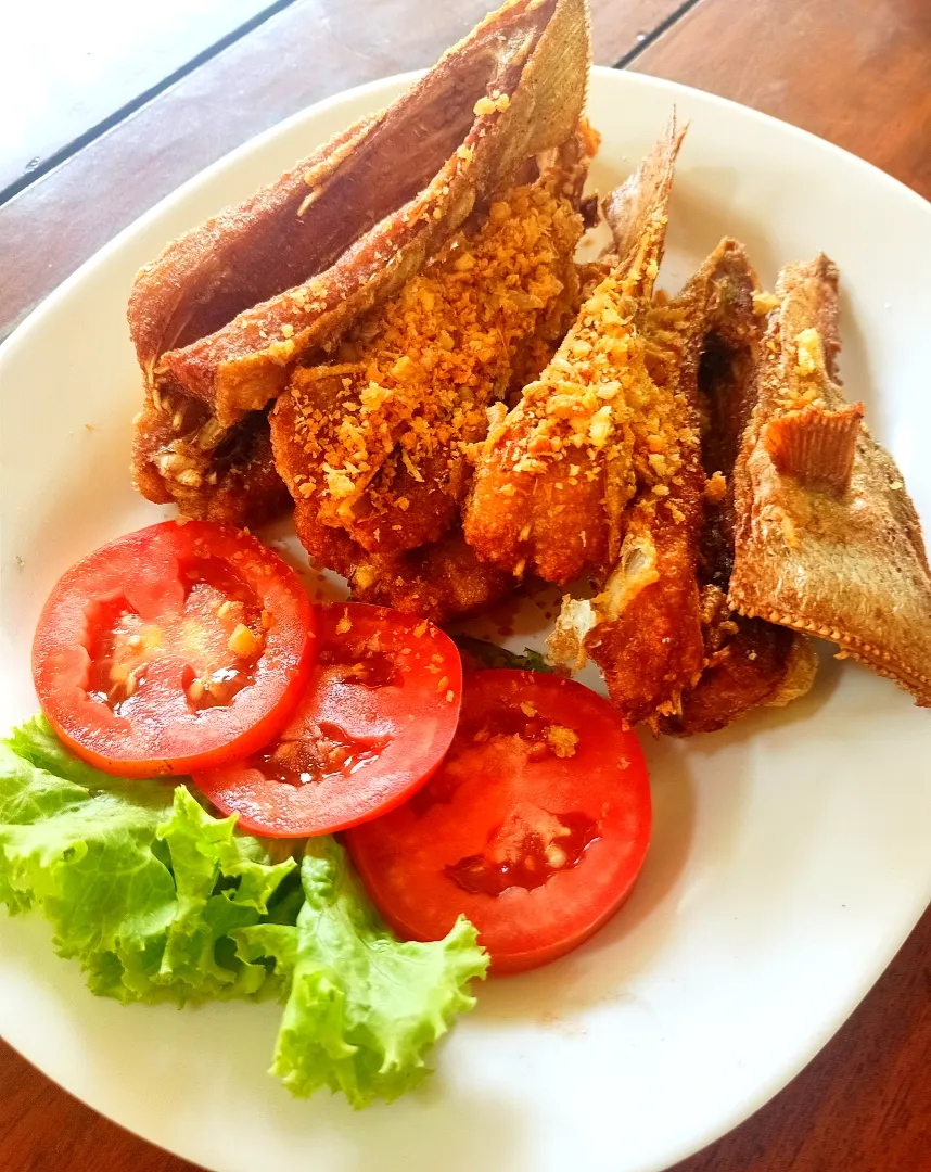 Fried fish with garlic|🌿Veerapan Mu🌿さん