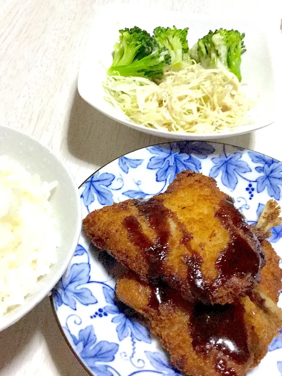 一人の晩御飯。アジフライ、グリーンサラダ、ほうれん草のお味噌汁|Ayaさん