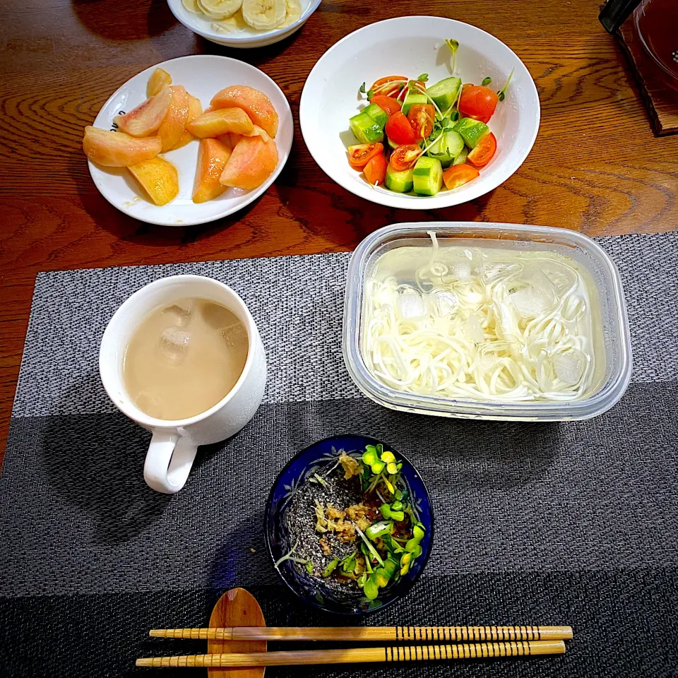 8月26日　朝ごはん　素麺、カフェオレ、桃、サラダ|yakinasuさん