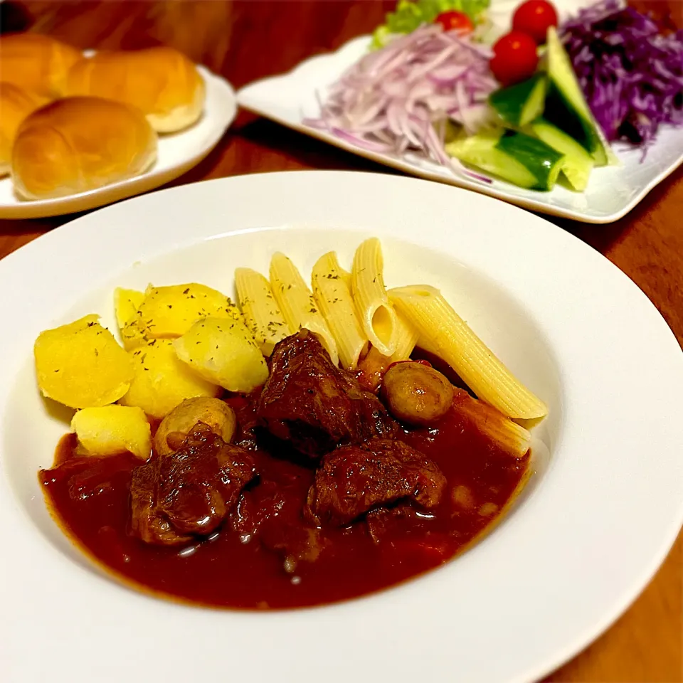 ばんごはん♪ 牛肉の赤ワイン煮込み パスタとじゃがいもを添えて|みかりんさん