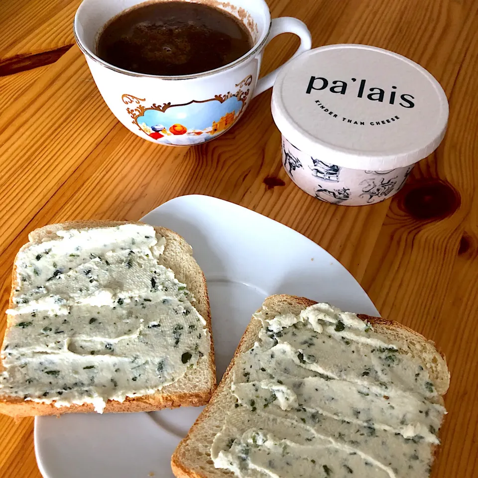 Hot chocolate with vanilla soy milk and toast with vegan cucumber and chives “cheese” spread|MissYumYumさん