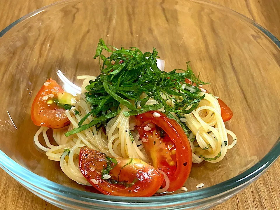 トマトと青紫蘇とカッペリーニを麺つゆで和えた冷製パスタ♪|まめりんさん