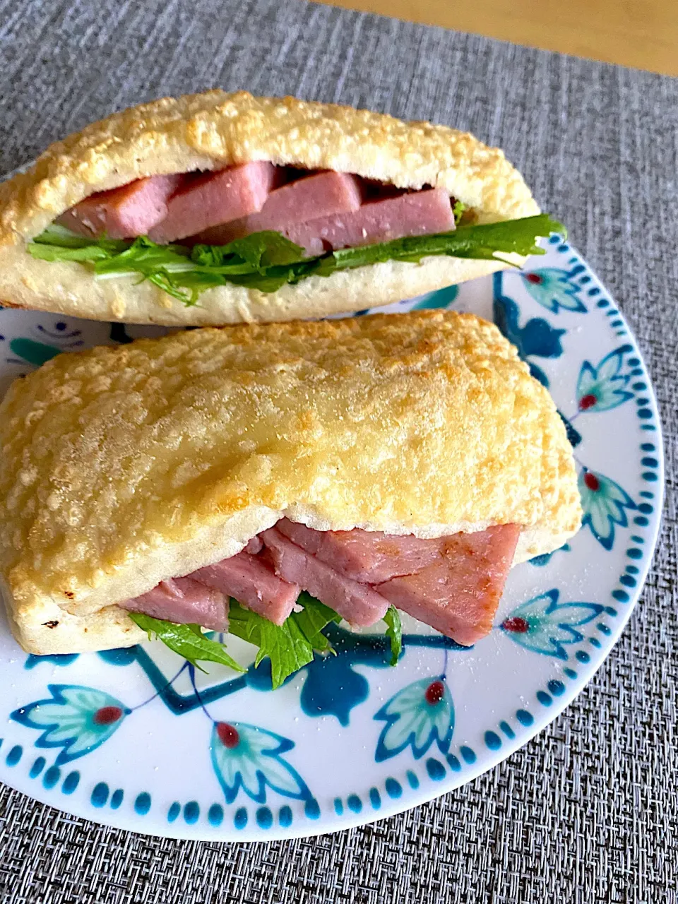 コストコゴーダチーズブレッドで作る厚切りハムステーキサンド🥪|tomoさん