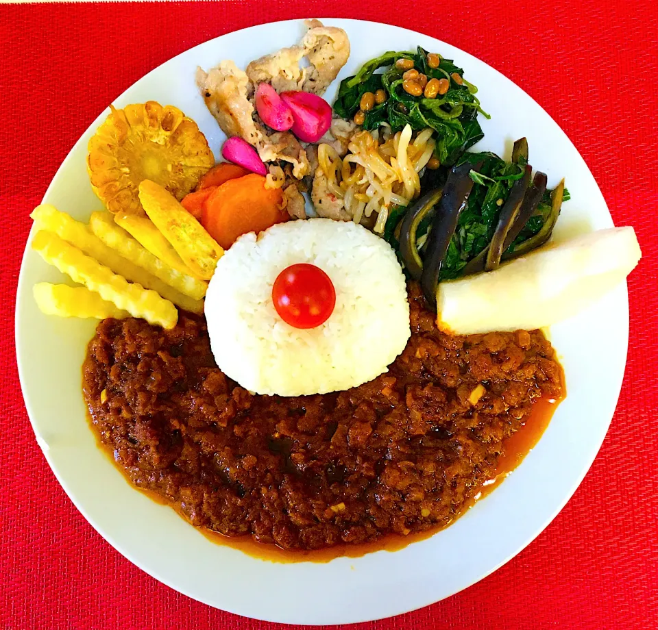 スパイスカレー🍛トッピングはバターポテト🍟とうもろこし🌽人参🥕ソテーガーリックポークソテー🧄もやしナムル・モロヘイヤ納豆和え🌱茄子ソーメン🍆梨🍐23日目笑笑💪❤️|HAMI69さん