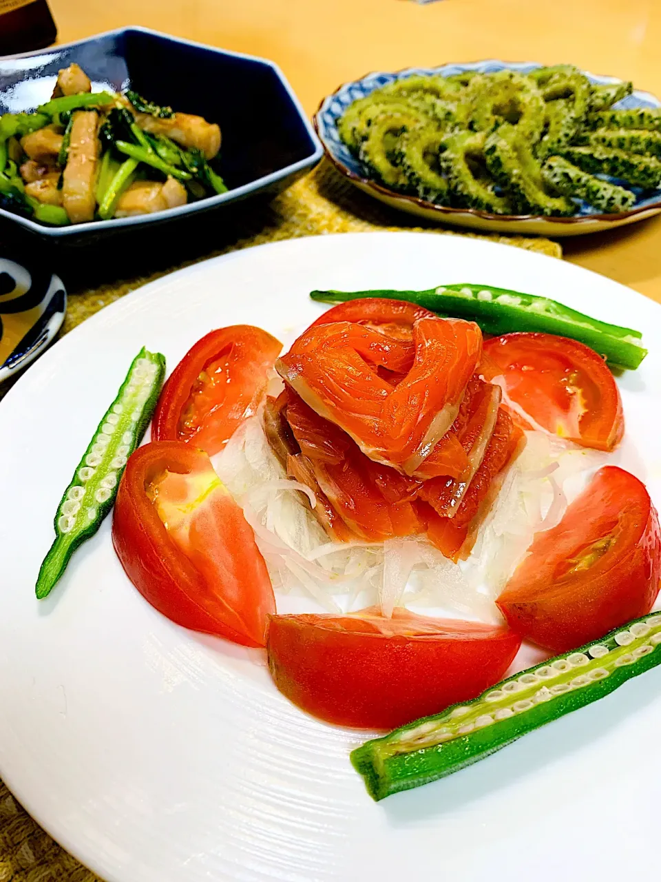 生サーモンサラダ　ピンクグレープフルーツと重ねて♡ 苦瓜天ぷら、小松菜と豚肉のオイスター炒め|はなさん