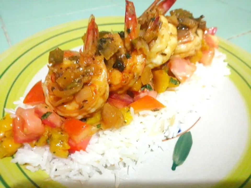 Langostinos en cama de ensalada platano maduro y tomate y cobertura de arroz blanco.|JorgeR05さん