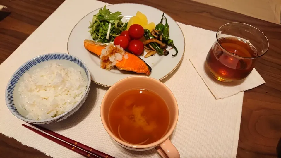 ごはん
玉ねぎの味噌汁
鮭の塩焼き
水菜ときゅうりの酢の物
粉ふき芋
ミニトマト
ししとうとしめじの醤油炒め|oneiさん