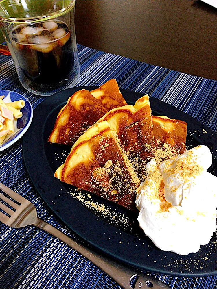 バナナパンケーキ🥞with生クリーム&アイスコーヒー|ちぐあささん