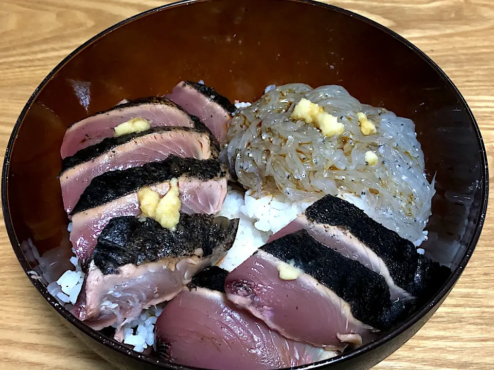 Snapdishの料理写真:☆鰹のたたきと生しらす丼|まぁたんさん