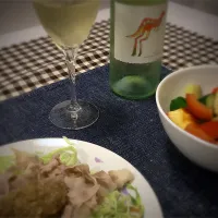 Snapdishの料理写真:豚しゃぶのジンジャーソース和え、ハルミチーズのバルサミコサラダ＆Yellow tail sauvignon blanc|mayさん