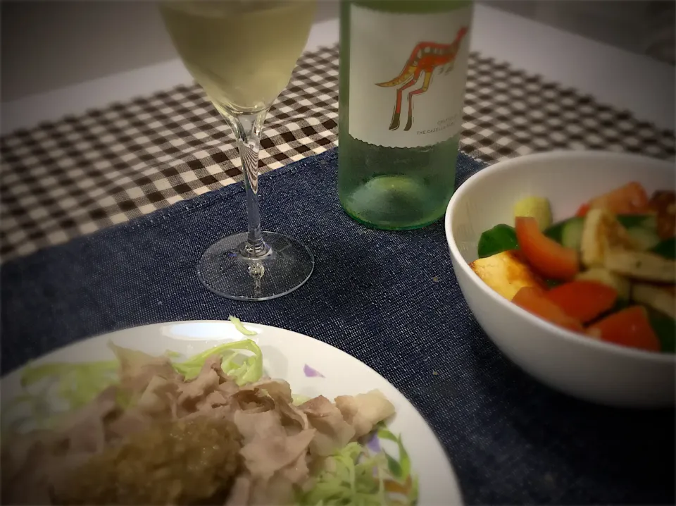 豚しゃぶのジンジャーソース和え、ハルミチーズのバルサミコサラダ＆Yellow tail sauvignon blanc|mayさん