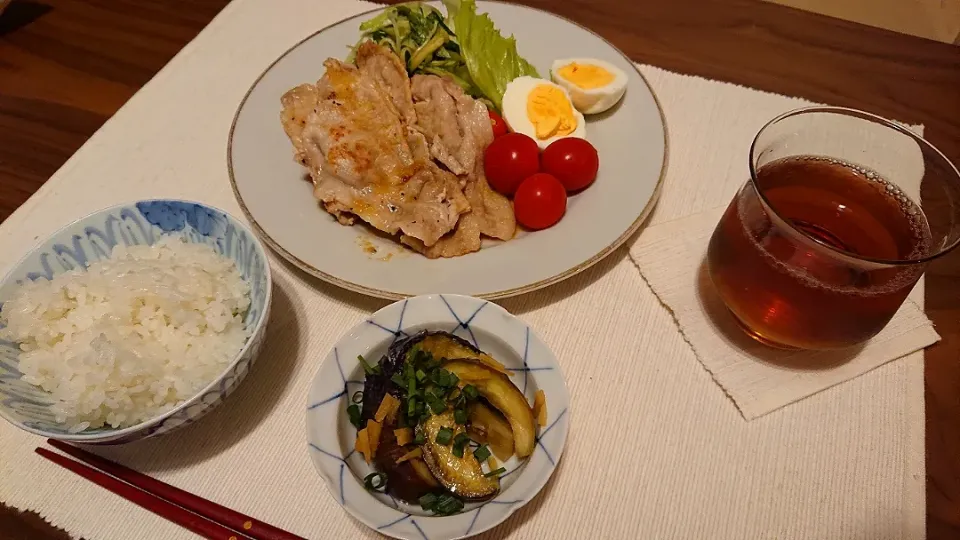 ごはん
生姜焼き
レタス
きゅうりと水菜の酢の物
ゆで卵
ミニトマト
茄子の煮浸し|oneiさん