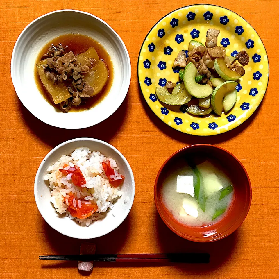 Snapdishの料理写真:トマトとジャコの炊き込みご飯、豚バラ大根、高山きゅうりと豚バラの炒め物、味噌汁|ゼニコさん