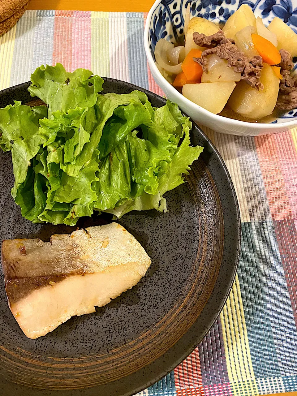 Snapdishの料理写真:ぶりの塩焼きと肉じゃが|まーさん