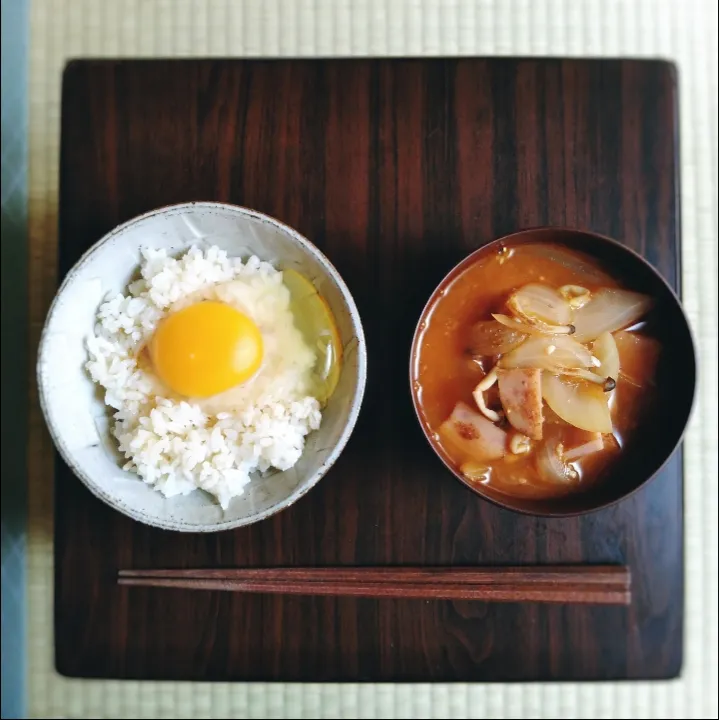 Snapdishの料理写真:玉ねぎとしめじと魚肉ハンバーグのごま油炒めケチャ味噌スープ|omotoさん