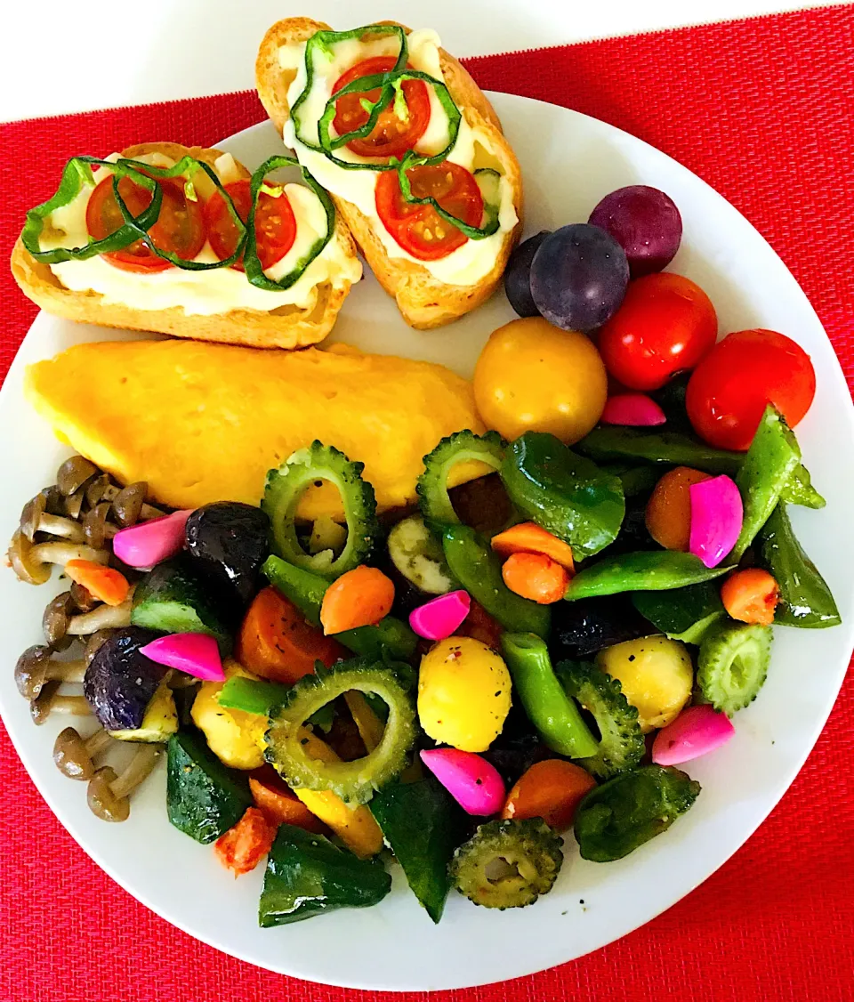 スパイスカレーたっぷり夏野菜サラダ🥗オムレツ付き、ガーリックピザ付き🍕🧄夏野菜でカレーが見えない笑笑💪❤️|HAMI69さん