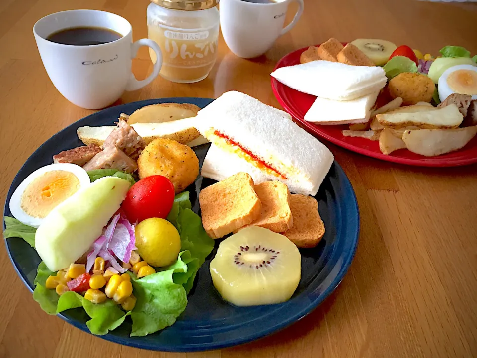 Snapdishの料理写真:残り物で
子供と朝ごパン|🌻ako ·͜·♡peco🌻さん