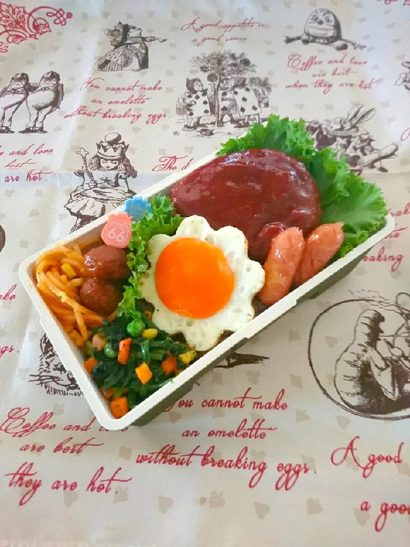 ハンバーグ&お花目玉焼き弁当💕|いちごさん