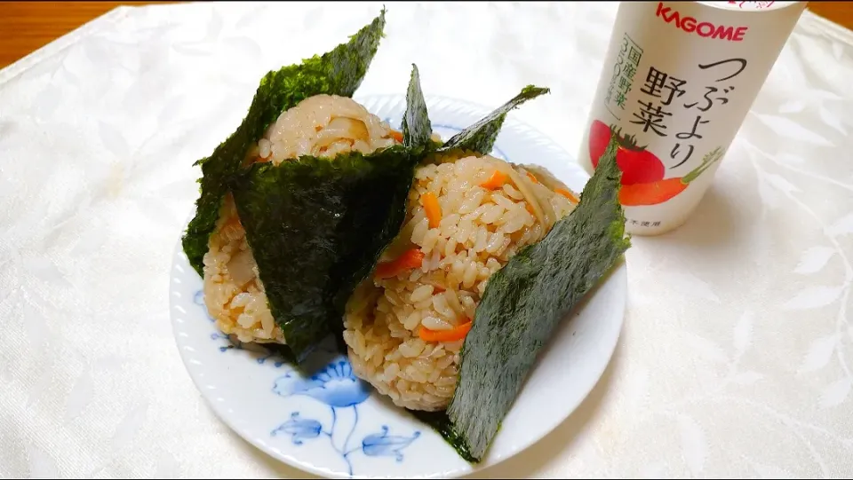 8/27の夜勤弁当
鶏とごぼうの炊き込みご飯でおにぎり🍙|卯月さん