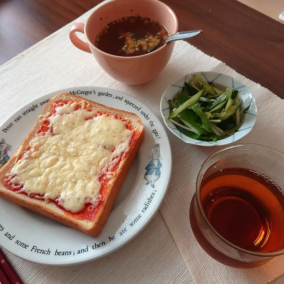 ピザトースト
水菜ときゅうりのサラダ
オニオンスープ|oneiさん